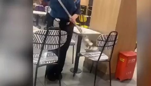 上海麦当劳员工用拖把擦座位